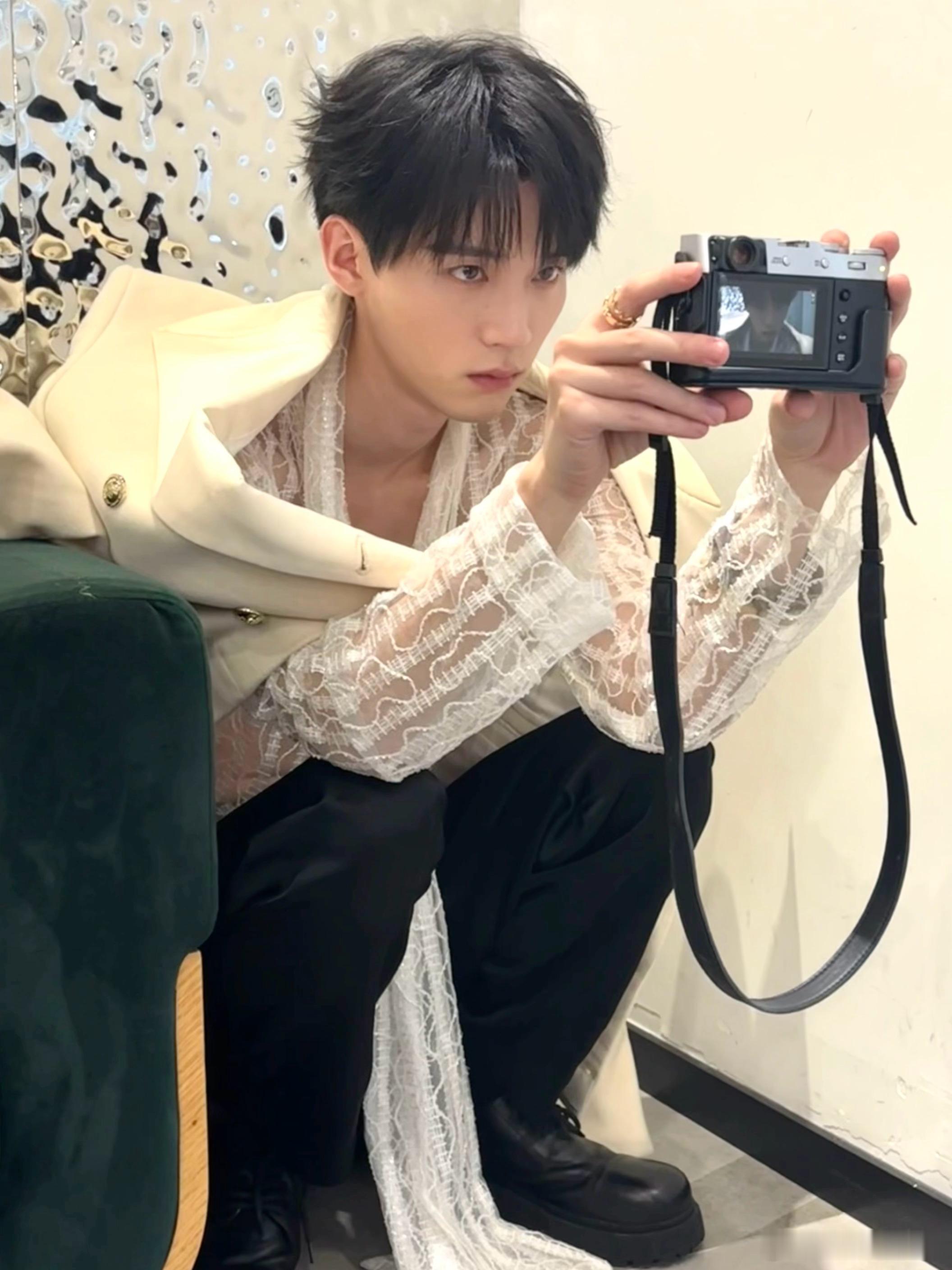 #周翊然自拍live花絮##工作室发的周翊然自拍花絮live# 周翊然工作室分享