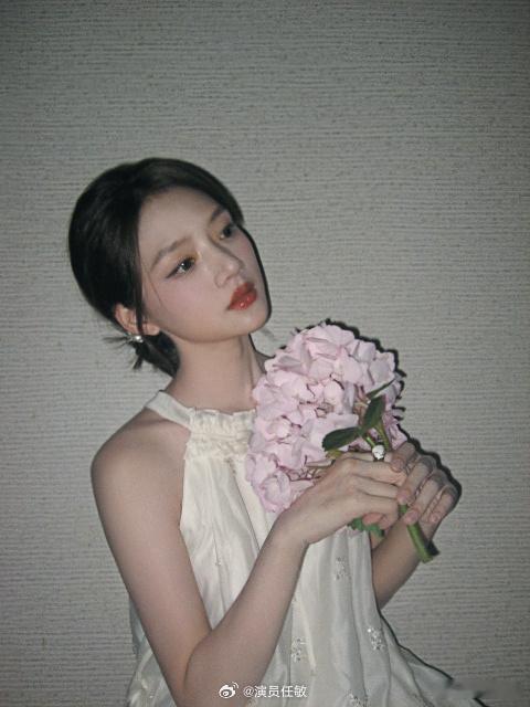 #任敏挂脖白裙##任敏手捧花束# ​​​挂脖白裙的任敏，手捧花束，是一道亮丽的风