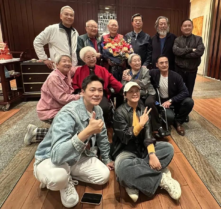 就认出了红色衣服，银发慈祥的老人是田华。其他的你能认全吗？