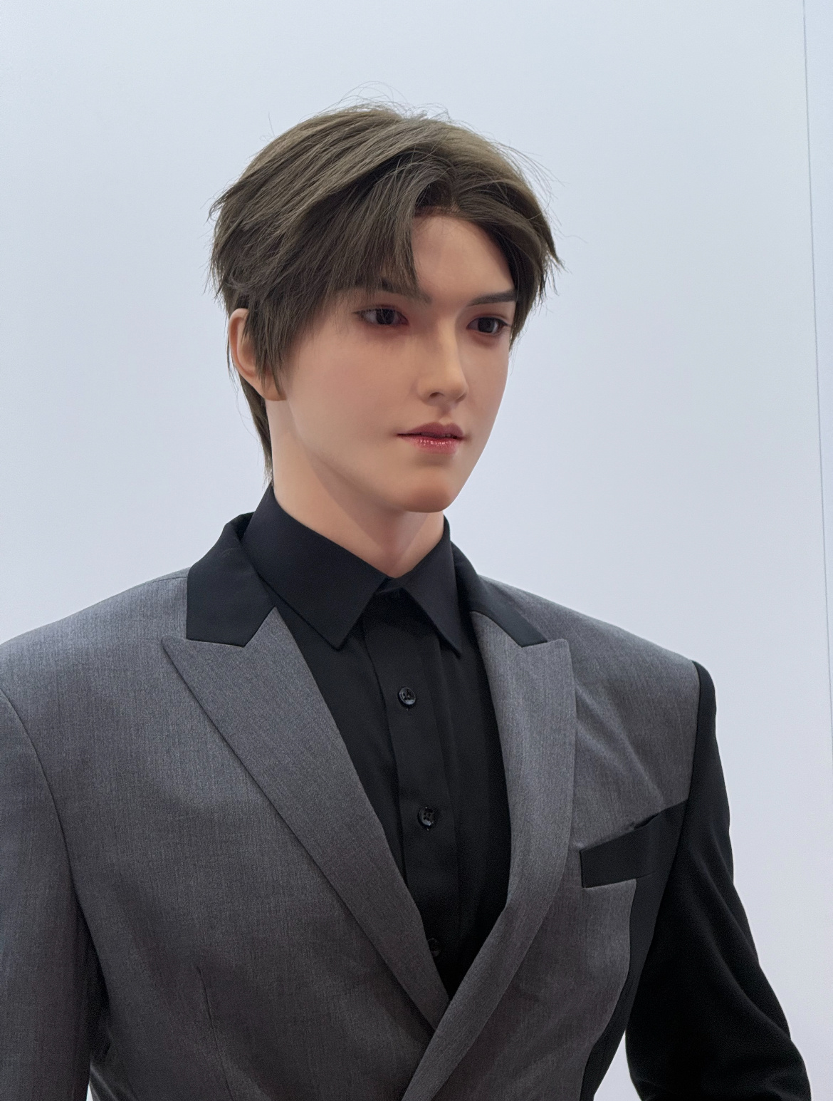 全尺寸仿生机器人男女版定价曝光全尺寸仿生机器人女男版定价曝光，单一个头部售价11
