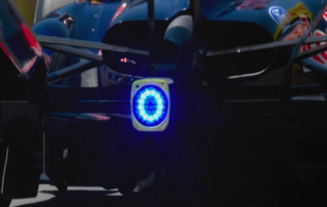 f1 FIA在加拿大站的第一次自由练习期间，测试了不同颜色的尾灯提示系统，用来向