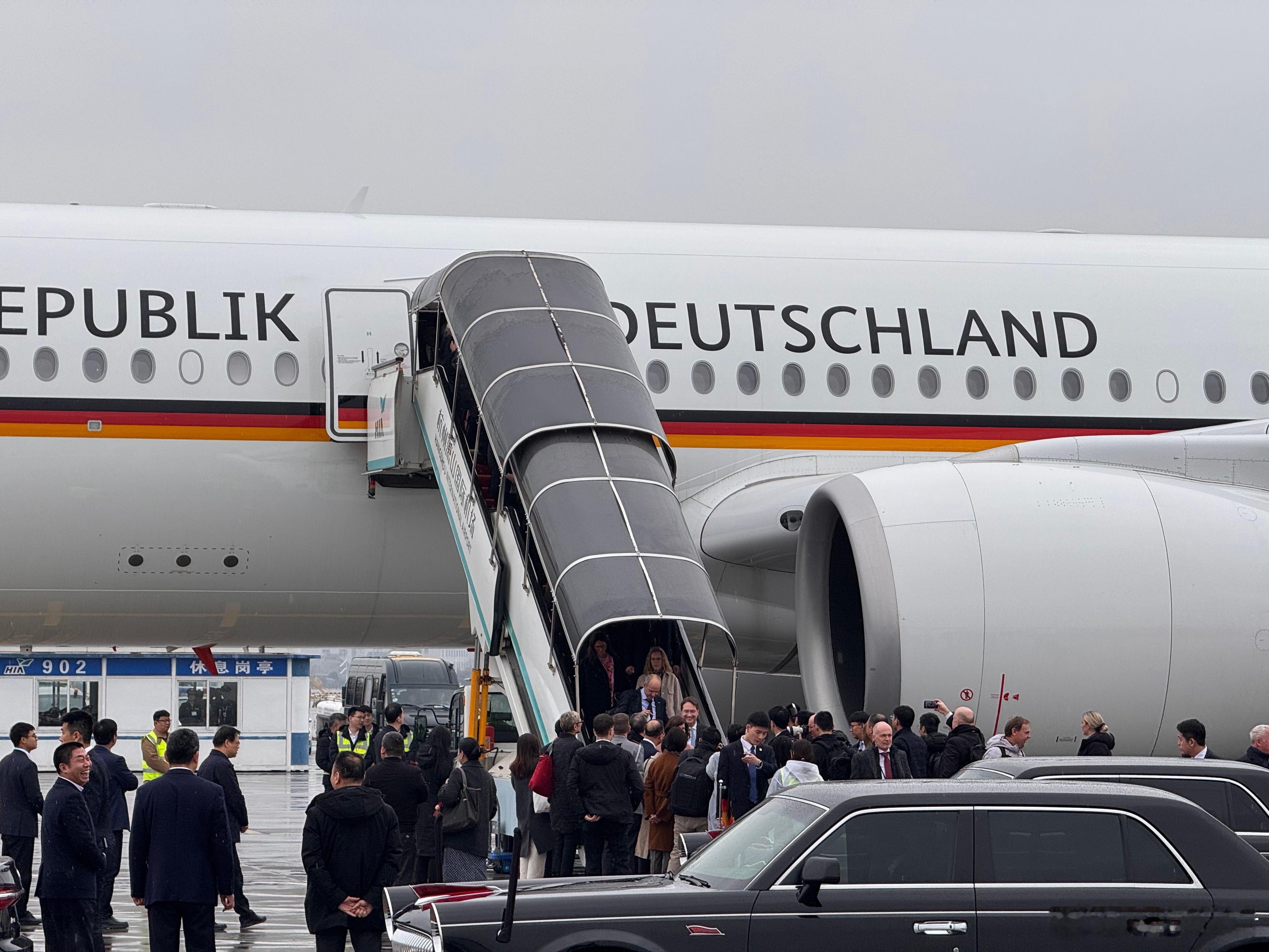 德国总理抵达杭州德国总理默茨今天中午抵达杭州，他将参观中国机器人公司优尼特和德国