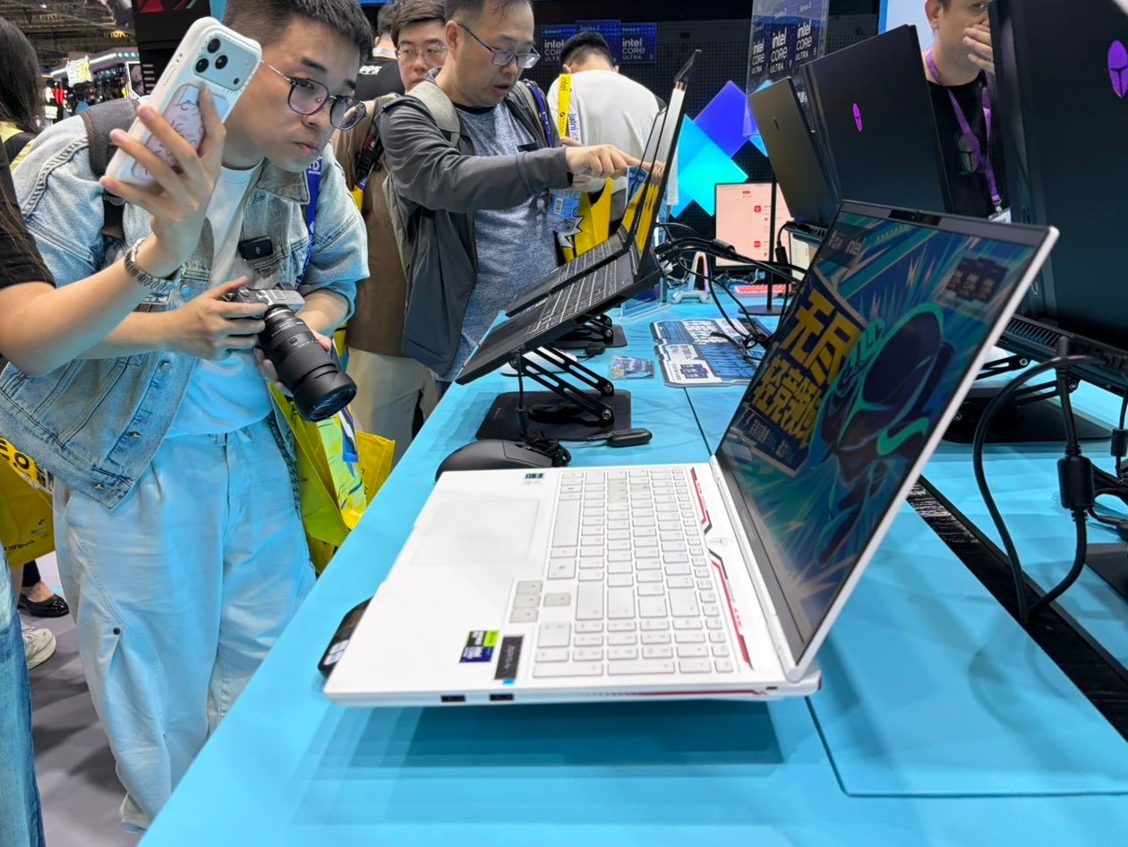 BW 首次对外展示的ZERO Air 16小轻龙赛车版在现场被大家围观了，定制赛