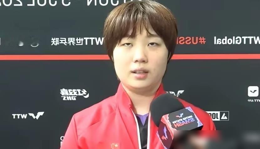 一声不吭的全国冠军，温瑞博。
冷脸站上领奖台，搭档笑着打圆场，他侧身往人群后躲