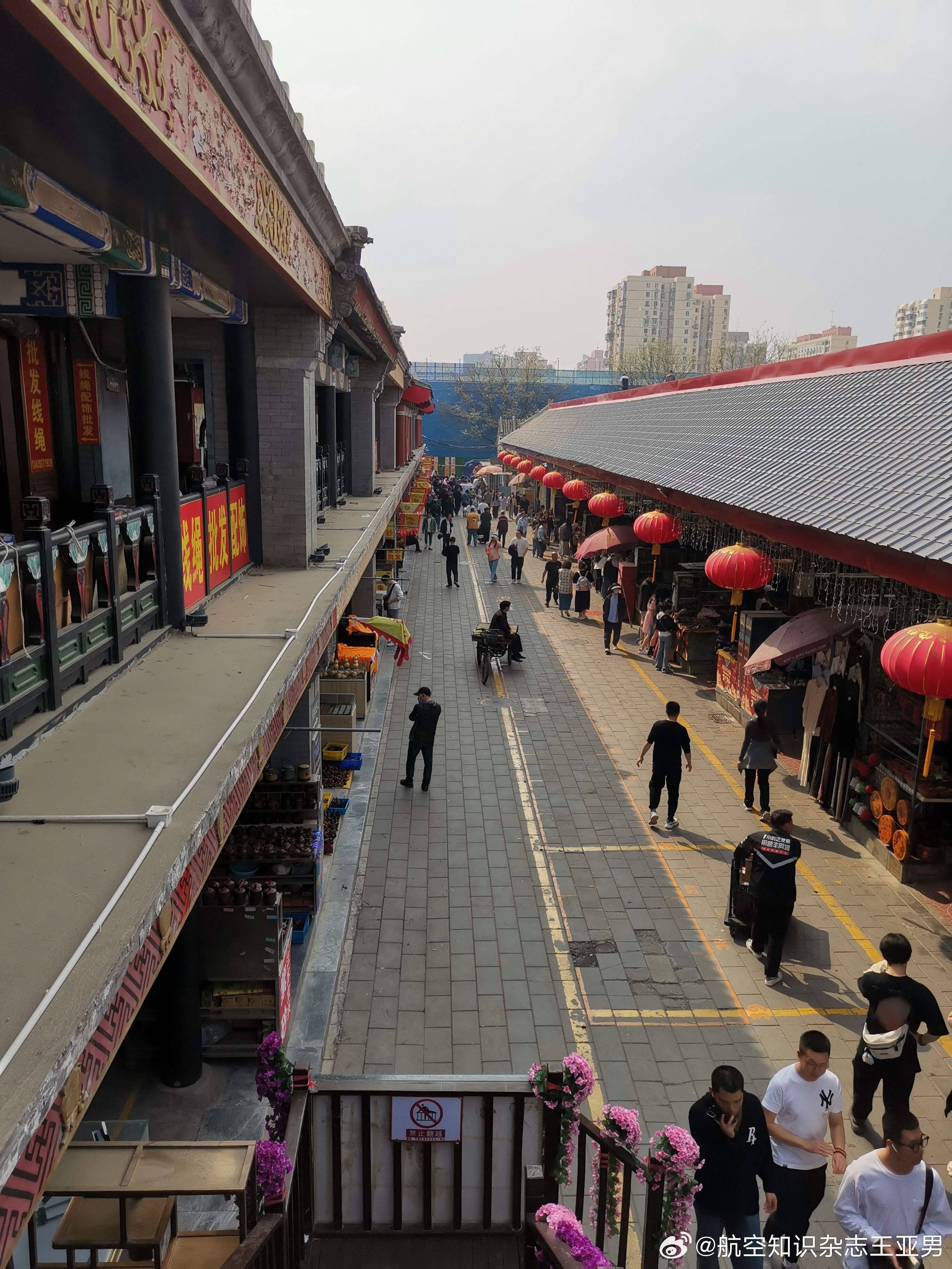 周末，潘家园陪苗苗穿珠子；她整了五串，我无所得。看到一个带工剑格，有裂，开价离谱