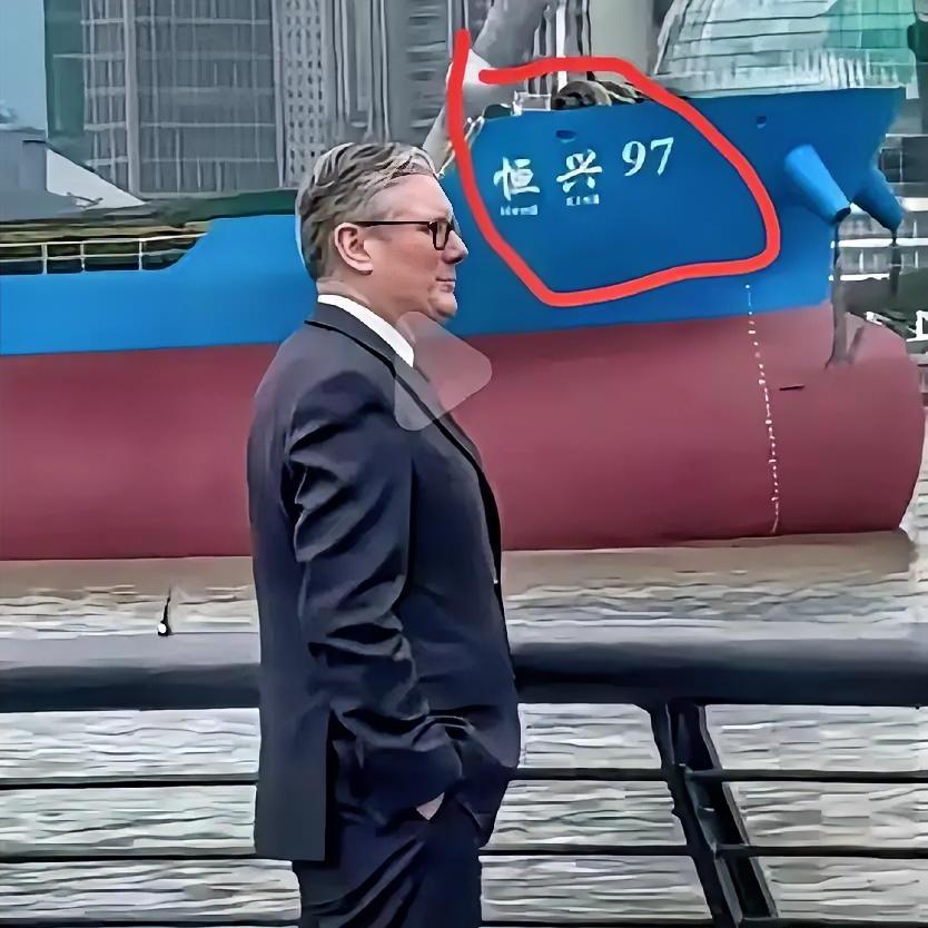 英国首相在上海滩摆pose，结果让一艘过路船给抢了风头。

后面背景里飘过一行大