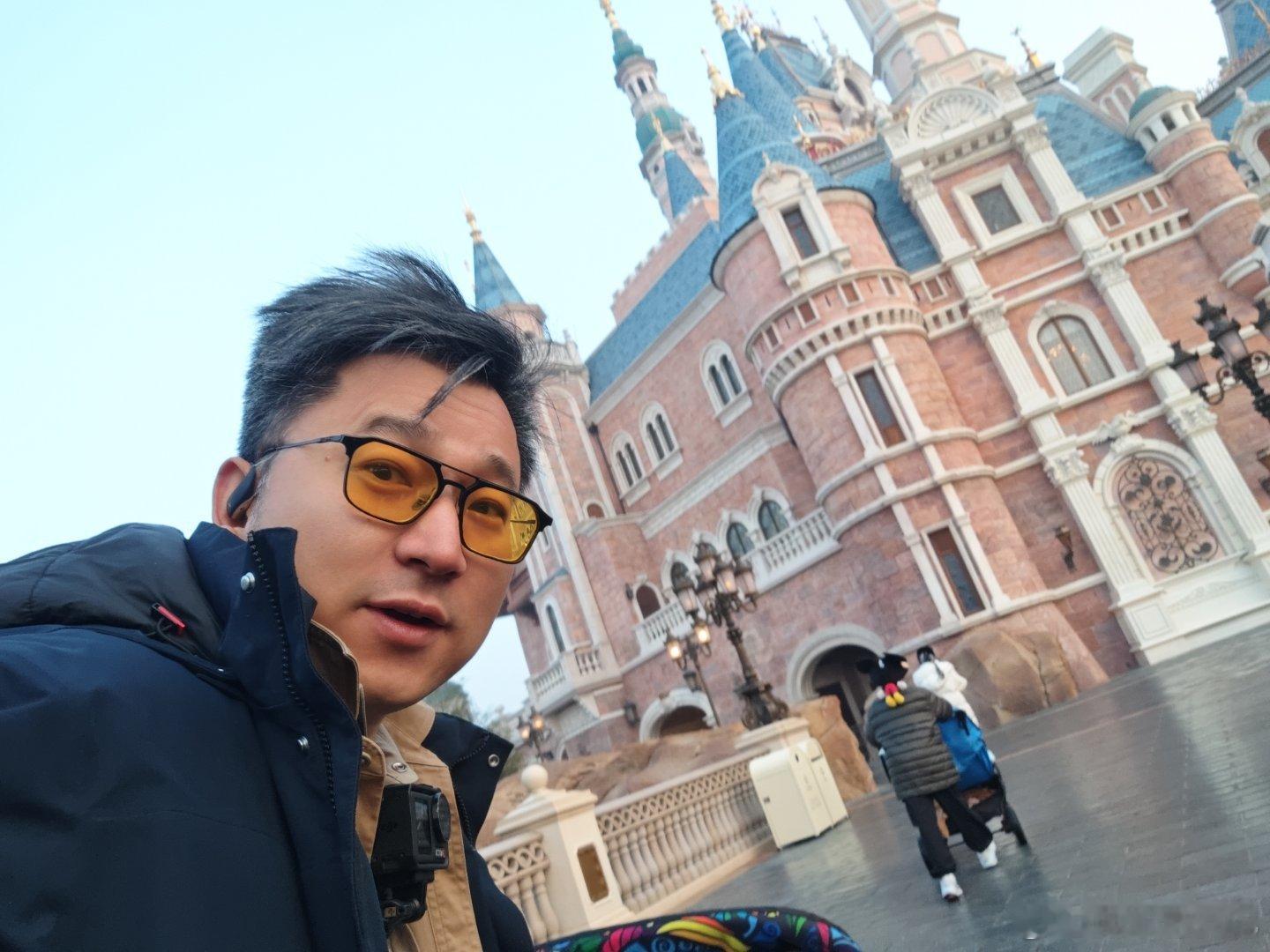 排队2小时，打卡5分钟不过由于是早鸟票一上午的时间玩了大约10多个项目有的排队5