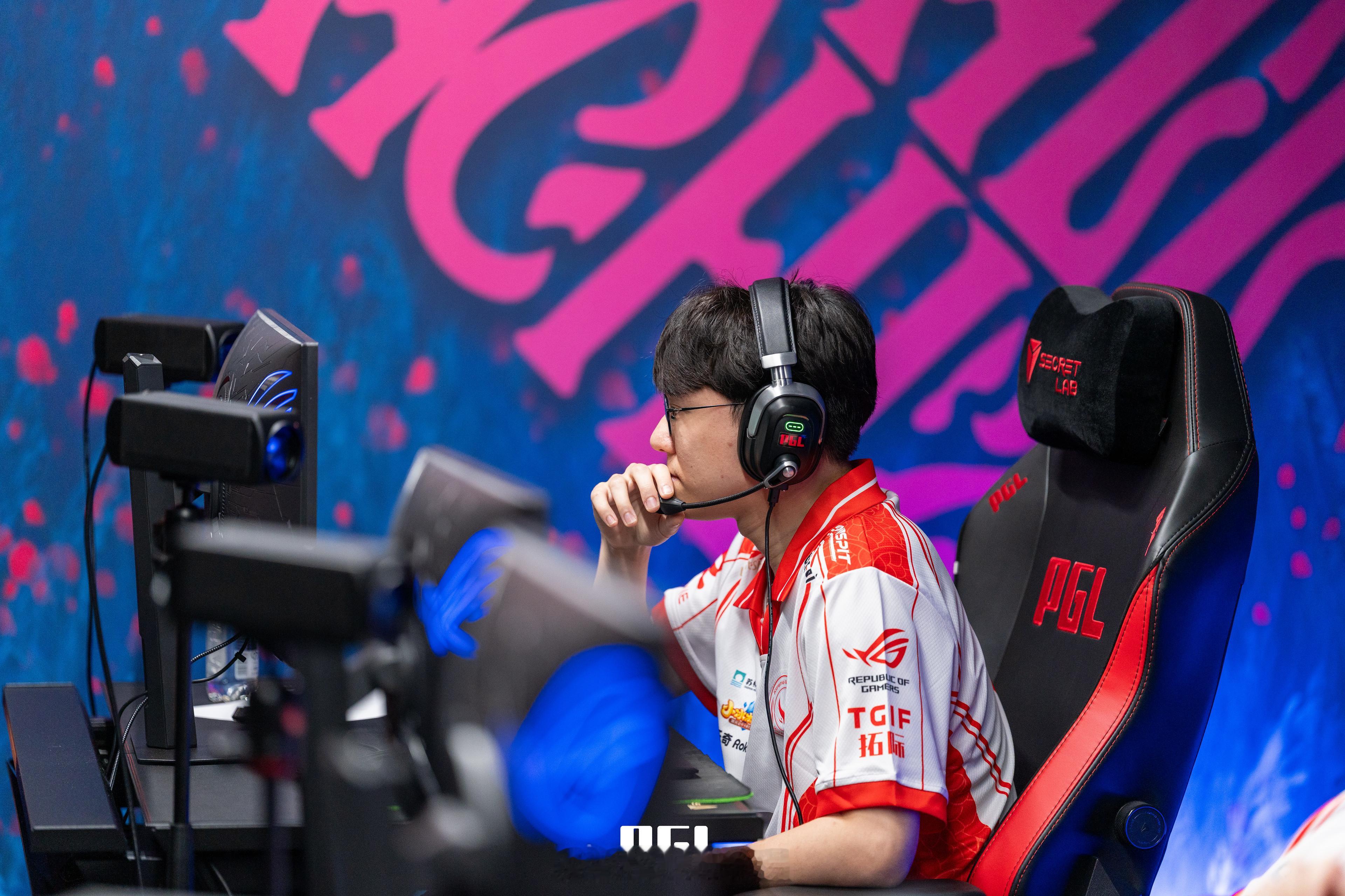 小组赛第二轮Xtreme Gaming官摄照片（卡神一个人吃饭，一张照片没拍到）