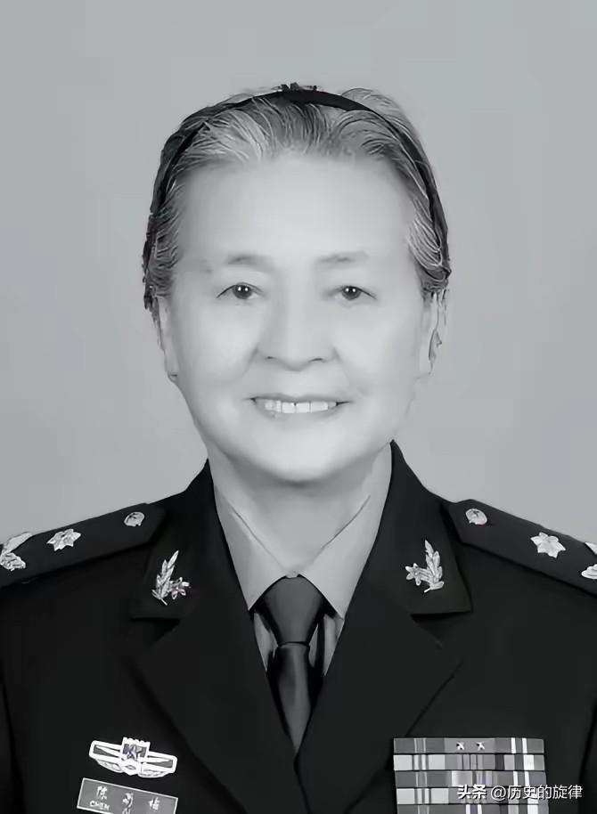 83岁女军医执意赴汶川救援，成都军区军长怒拍桌子：胡闹，立刻把她送回去！
 
2