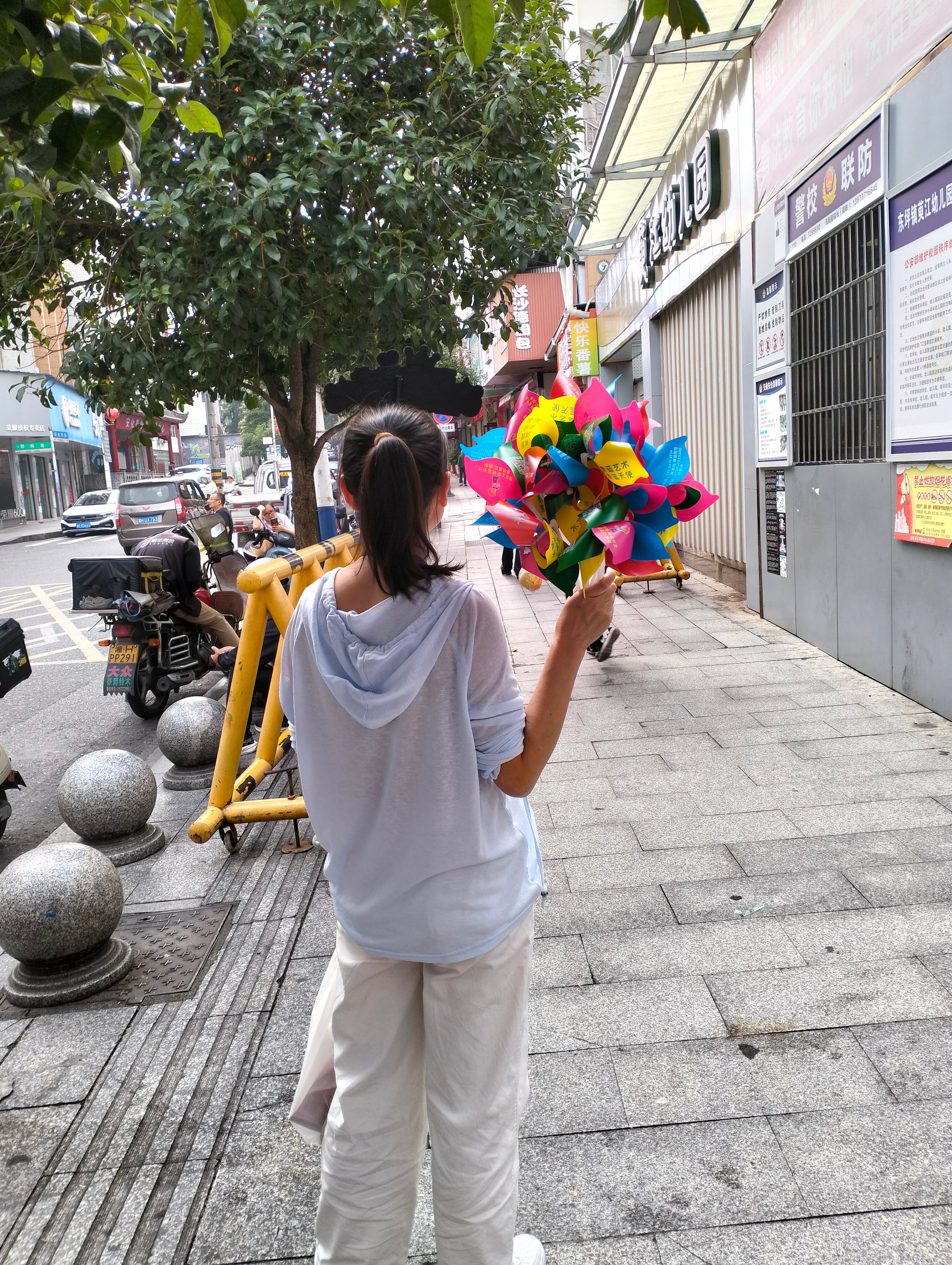 出来替培训班搞地推了发现现在的小孩好少喔 ​​​
