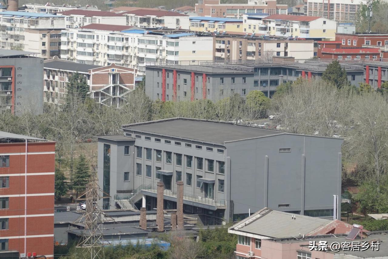 都是贫穷惹得祸呀，要是买个无人机用来拍摄，小伙子就完全不用自己爬上那高楼尖了！
