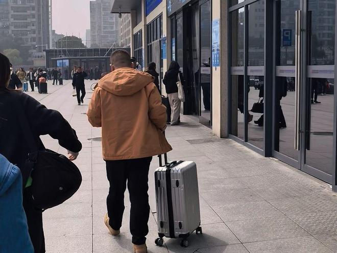 小伙历时8天从伊朗回到湖南【小伙辗转8天回国：后悔赚钱赚到伊朗 赴死的心都有了】