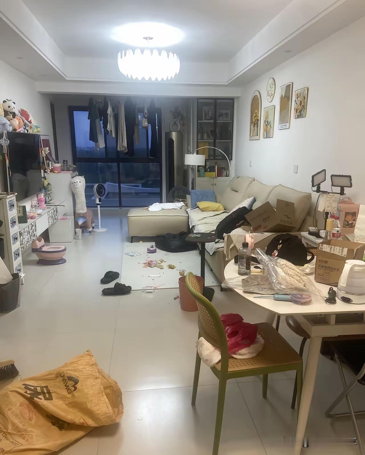 利弊间多沟通吧？
既然和老人住在一起，他们又有高额养老退休金，承担者家庭的水电煤