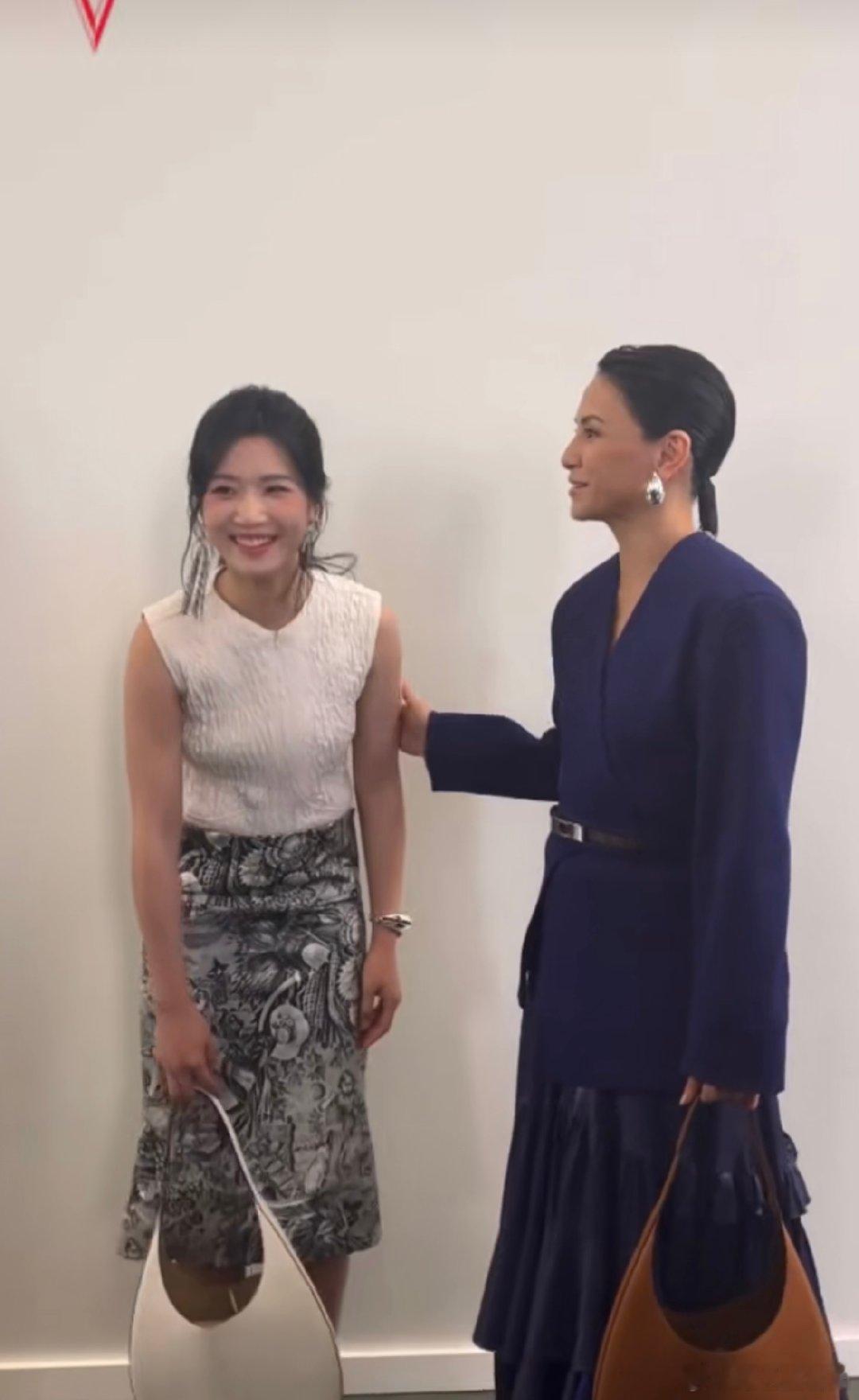 卢昱晓李心洁合影 纽约时装周，时尚与星光齐绽。卢昱晓和李心洁的合影，是跨越年龄的
