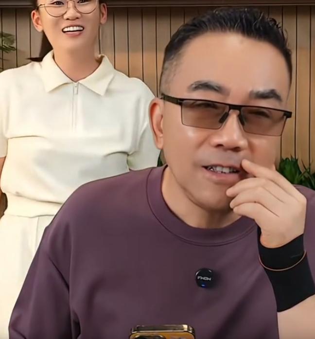 近日，相声演员杨议的一段深夜直播片段在网上传开，他当着直播间上万观众的面，针对近