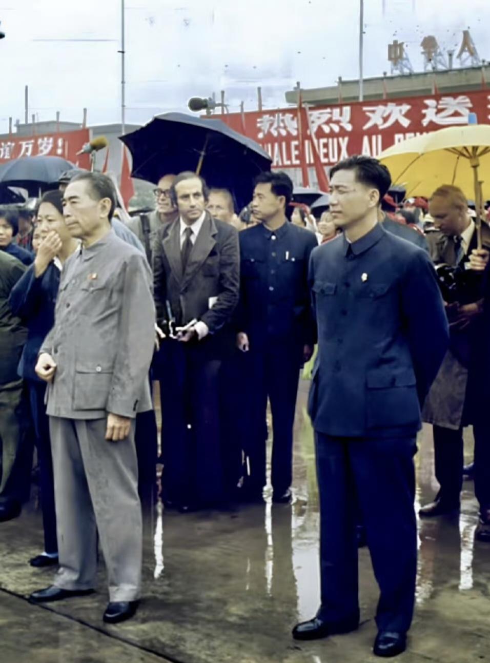 1973年周总理冒雨送外宾，蓝衣人是不是姚同志？
1973年，周总理冒雨在上海虹