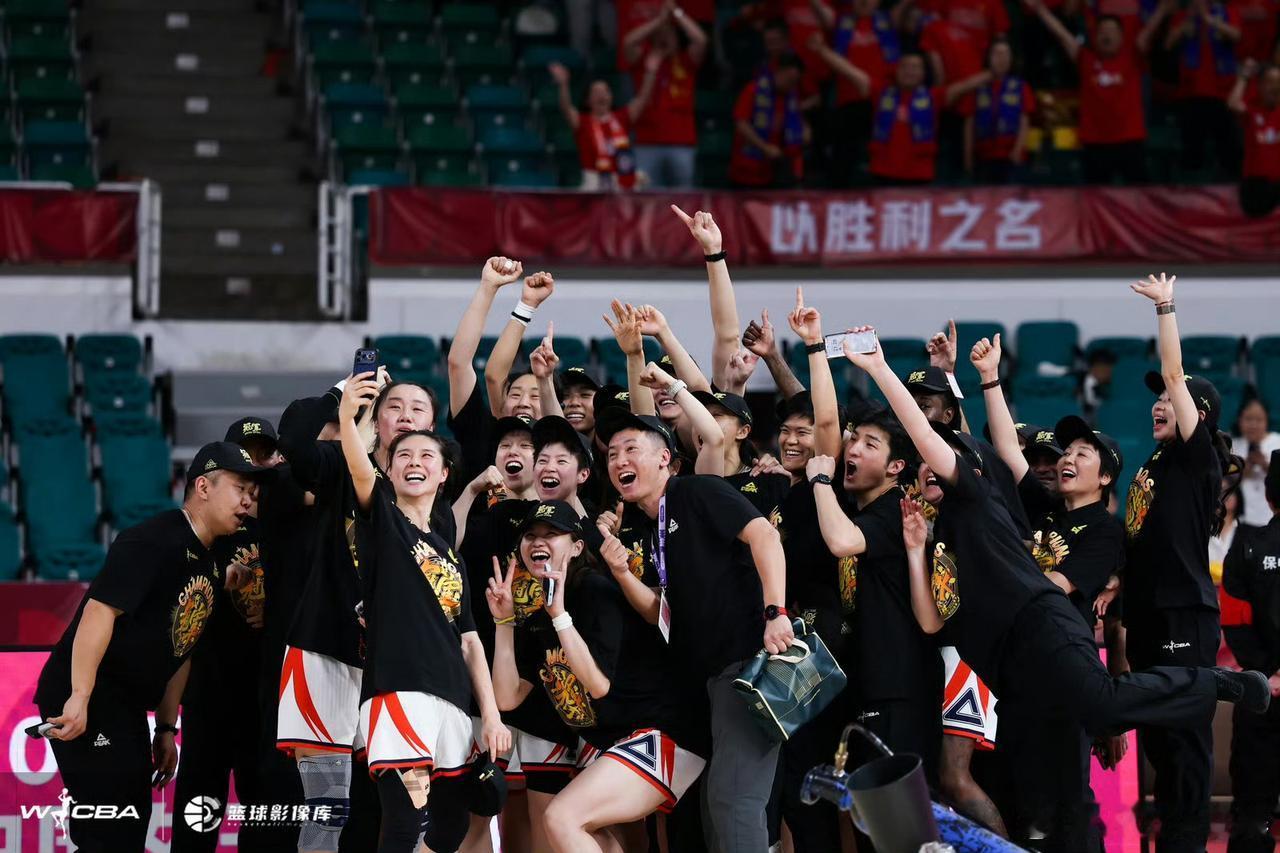 我认为四川女篮此次夺冠挽救了一些人和事

首先是挽救了四川女篮俱乐部的投资方，如