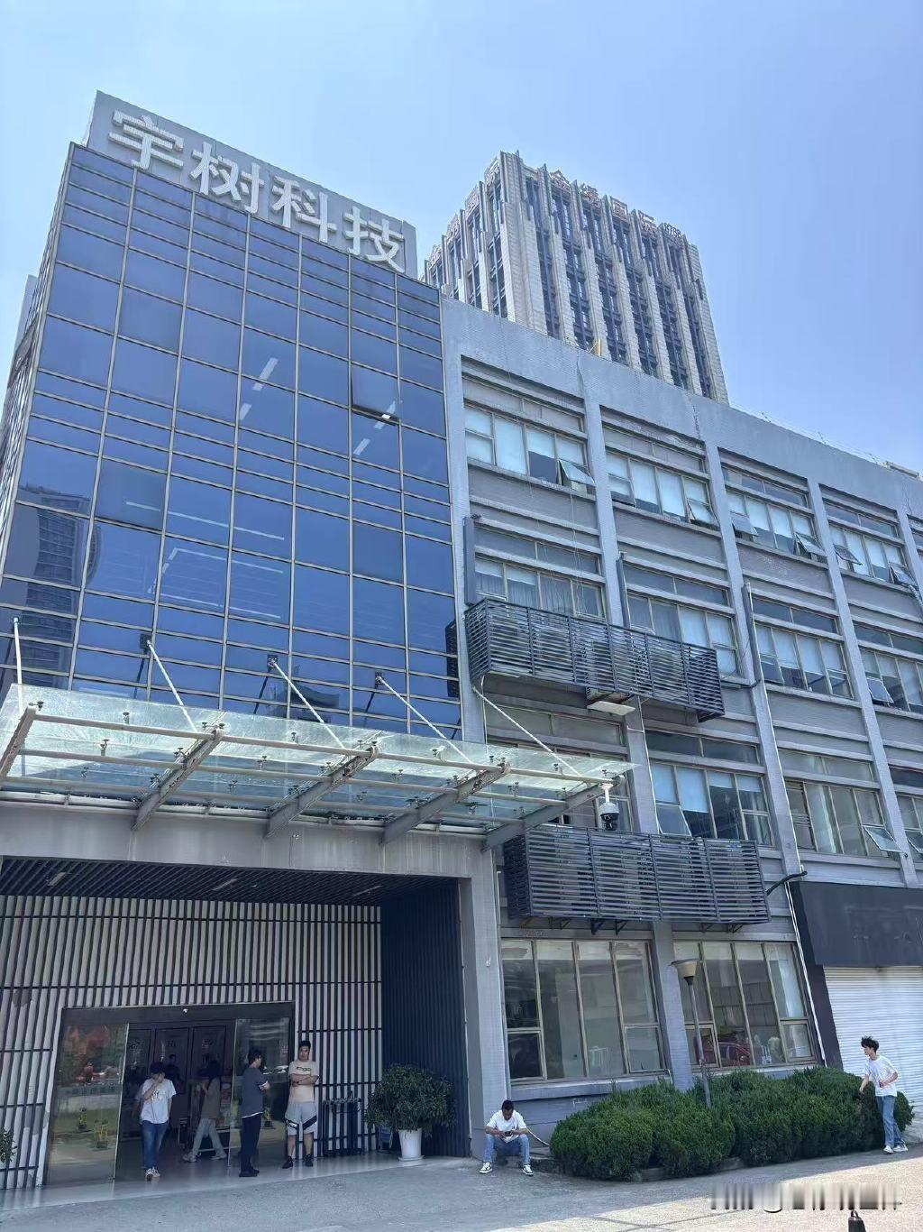 千亿市值的上市科技公司，网传超过100元报销，就要创始人王兴兴亲自审批，这件事吵