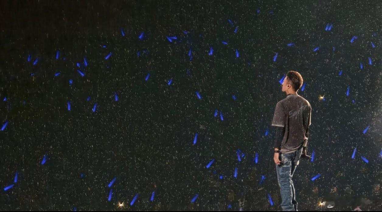 章子怡来看谢霆锋演唱会 谢霆锋舞台火力全开，章子怡在台下认真聆听，一个唱得投入一