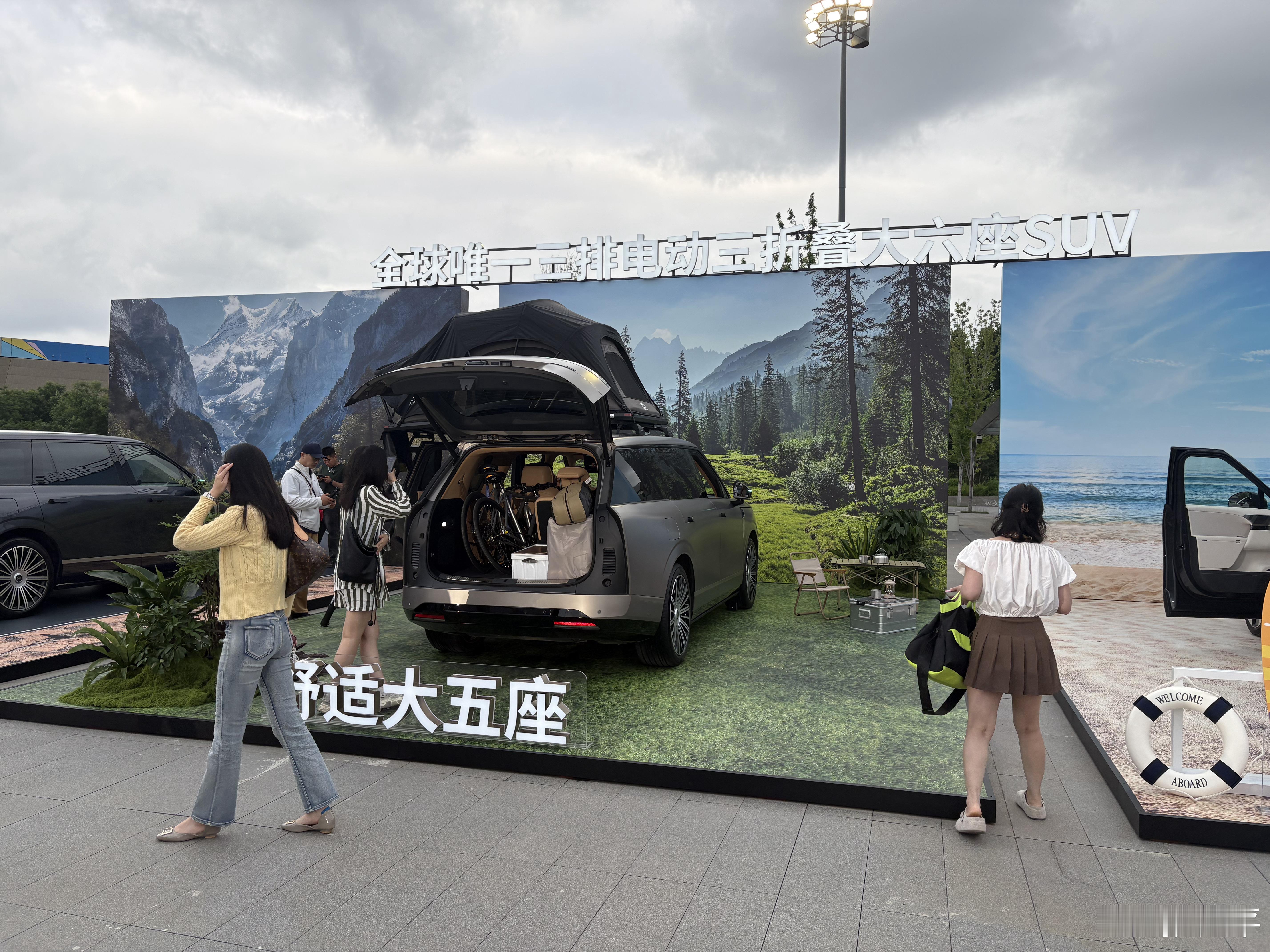 新科技旗舰小鹏GX今晚上市坐大巴晃悠半天，终于来到小鹏GX发布会现场了，先逛一圈