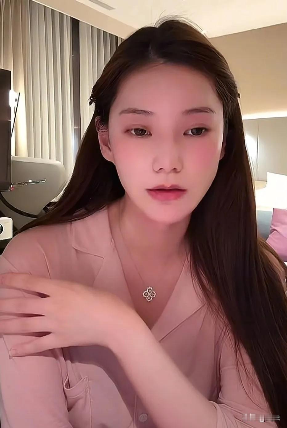 马筱梅说
小杨阿姨的签证快办好了，她还在家人群里感谢筱梅妈妈，在她休假期间帮忙照