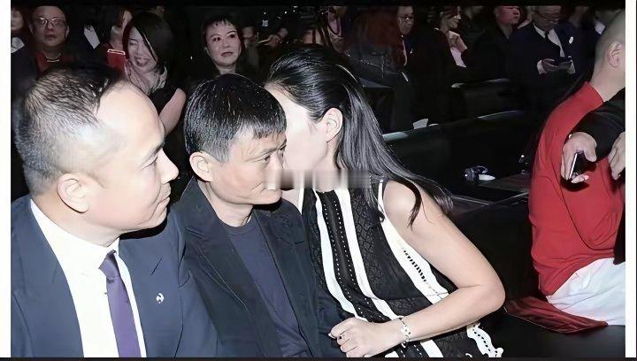 在一活动现场马云与一美女热聊时的一幕 