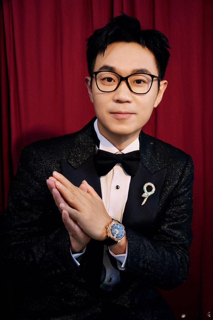 大鹏最佳导演 百花奖容得下厚重深刻，也容得下贴近日常的叙事。大鹏拿最佳导演，恰恰