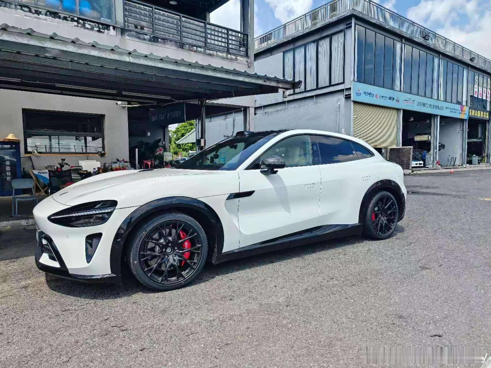降低了？一眼看过去以为是法拉利的GTC4lusso，太帅了吧～  ​​​