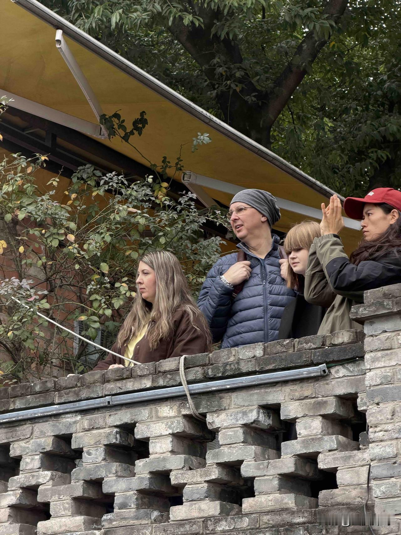 感觉来重庆旅游的外国人越来越多了，重庆越来越有国际化大都市的魅力了，吸引越来越多