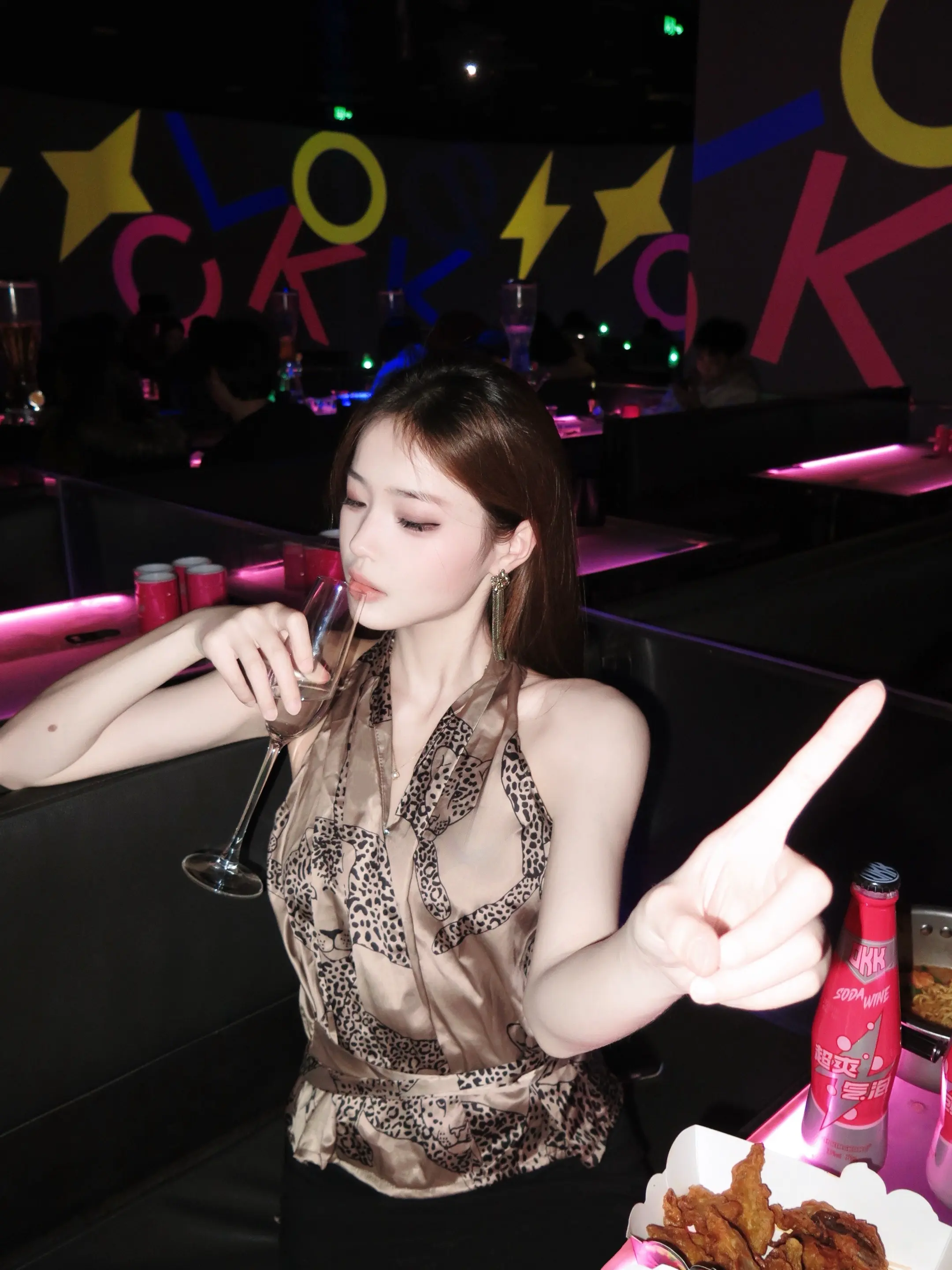 比一不是一杯，而是一直喝。