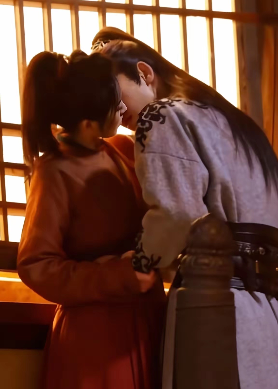 田曦薇趴在张凌赫身上亲尤其是田曦薇主动趴在张凌赫身上亲吻的镜头，氛围感、甜度、颜