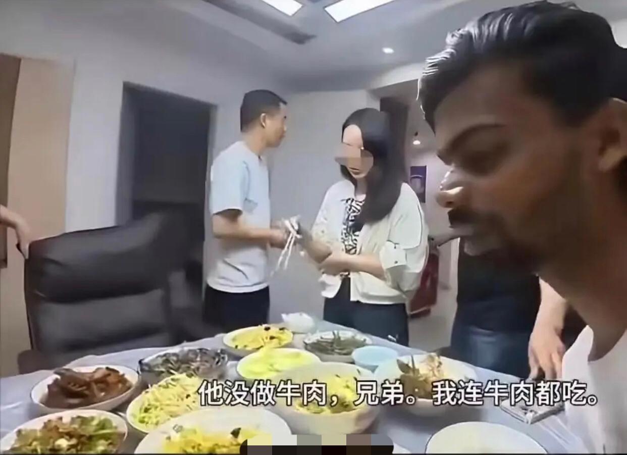 一位穷游中国的印度男子，被热情善良的母女给请到家里吃饭，并做了满大桌丰盛的饭菜来