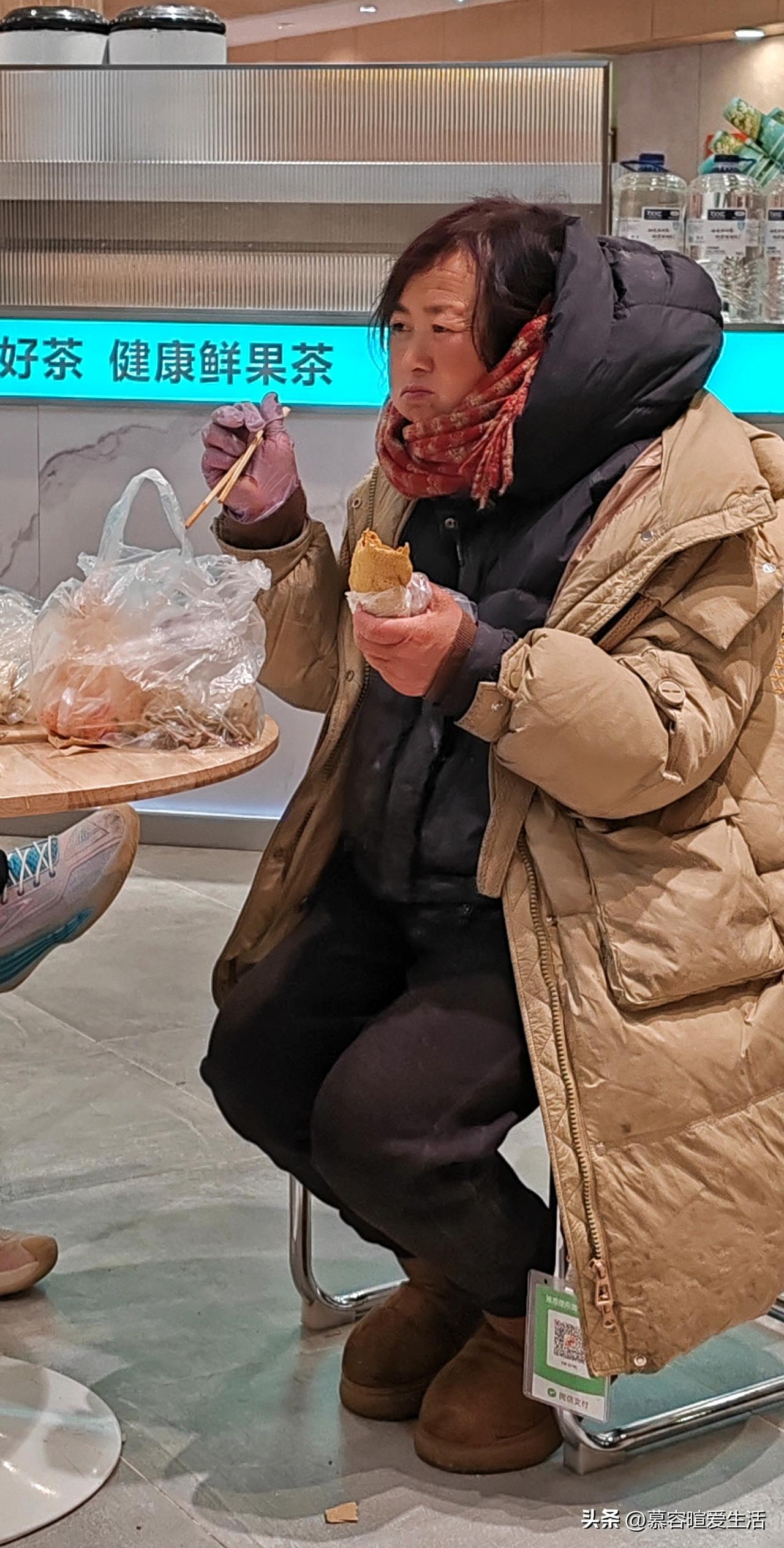 今日正月二十五，填仓！下午2.30分，朝阳河东佳惠超市凤凰店一楼休息区，一位中年