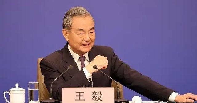 14亿人的底线被踩，反击直接压垮了慕尼黑的会场，王毅死死盯住高市早苗的“存亡事态