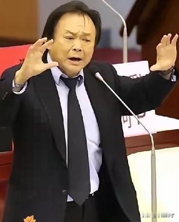 这下瞒不住了
​现在全国人民都知道了
​王世坚说要去大陆，民进党立马跳脚骂他“变