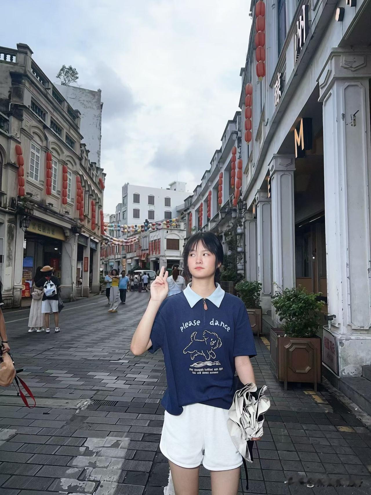 在热闹的街道上，拍照打卡！分享一张花开的图片 分享一张首次去海边的照片 治愈花朵