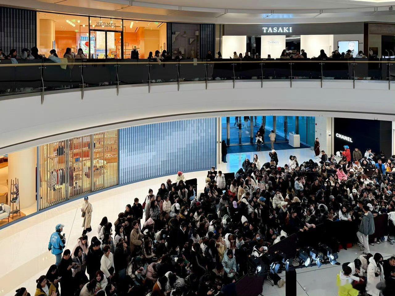 张凌赫今天沈阳活动线下人气，帅哥下午才来，一大早已经人山人海 帅哥帅得很出众 