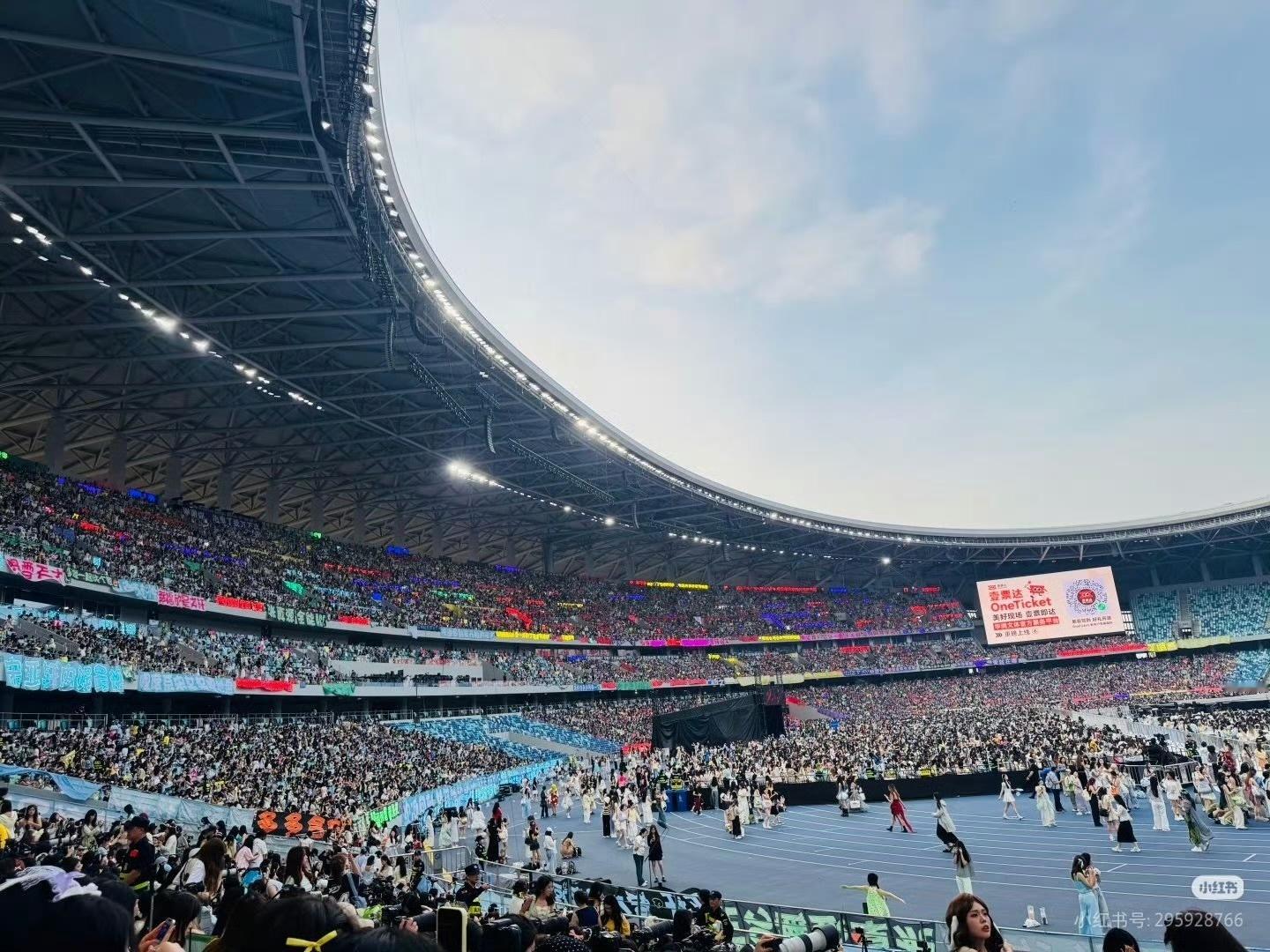 时代少年团演唱会时代少年团粉丝占位时代少年团演唱会造型时代少年团广州演唱会灯牌 