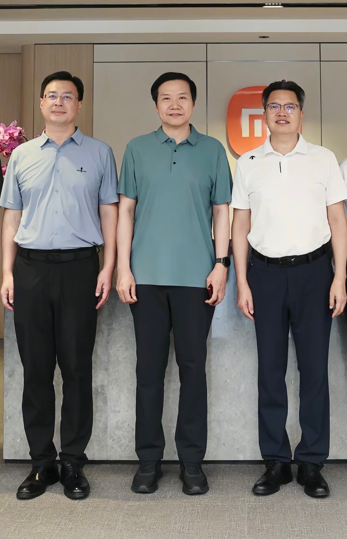 雷军一张合影，曝光小米阔折叠有酒红配色，REDMI K100 Pro Max这个