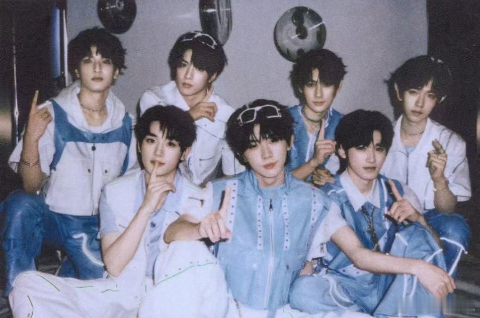 必须夸夸贵阳！时代少年团演唱会，保安小哥全程宠粉无上限，挨个满足粉丝打卡需求，这