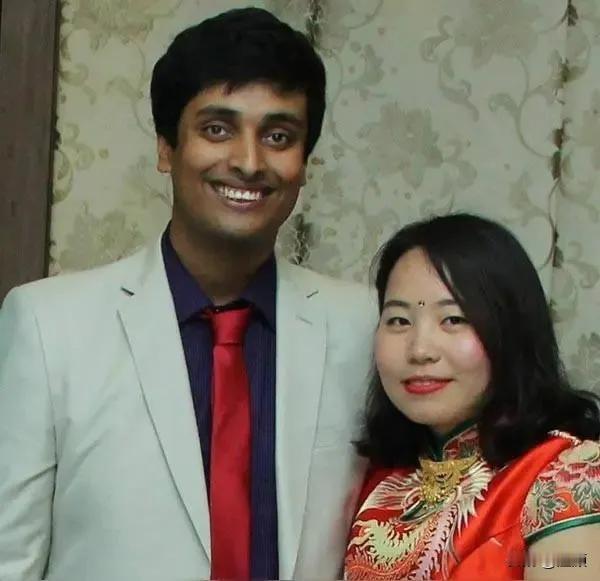 东北博主丹丹依托远嫁印度的猎奇人设走红，线上美化印度、线下携印度丈夫荣生在保定、
