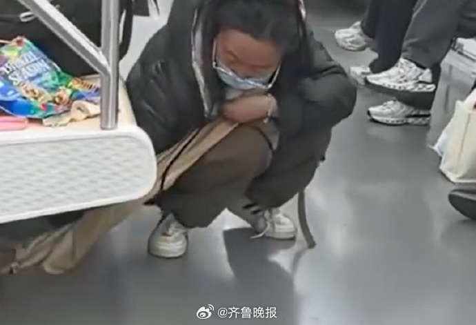 #女乘客用围巾擦奶茶仅有点赞还不够#【#晚报来论# | 女乘客用围巾擦奶茶，地铁