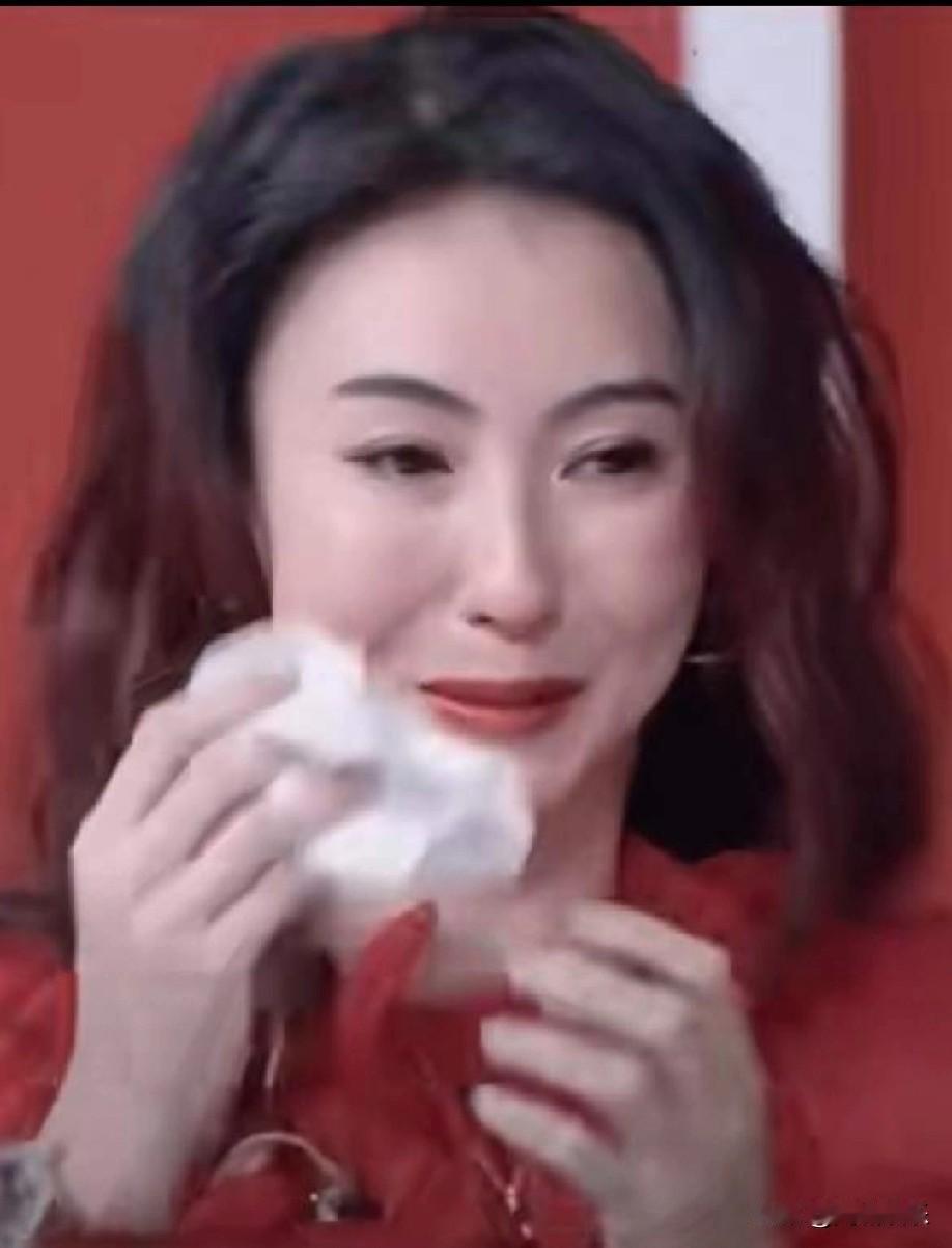 【谢霆锋儿子深夜举动全网泪崩！单亲家庭走出的少年把守护刻进DNA】
 
18岁的