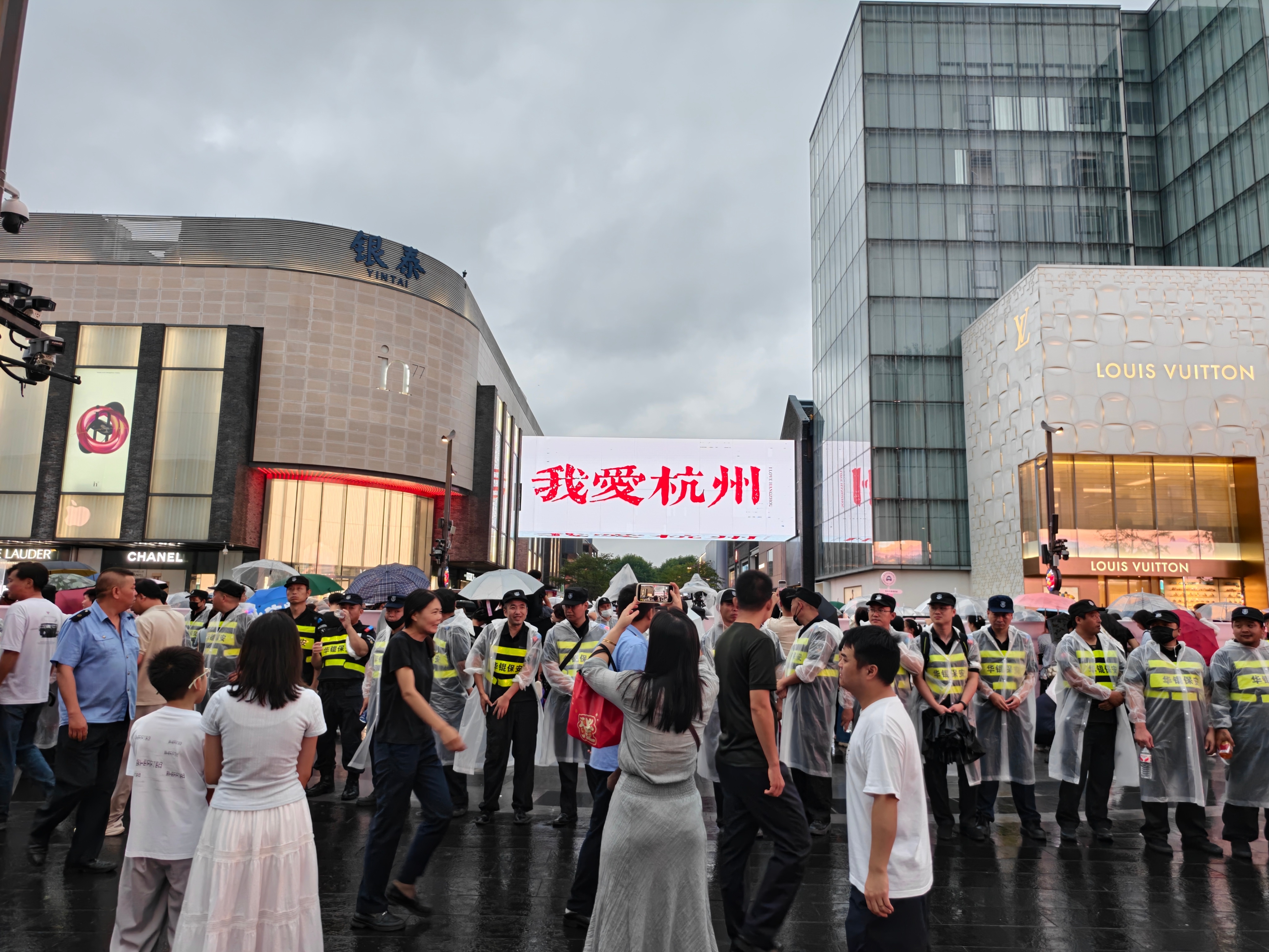 今天是白海豚登陆后天气最‘好’的一天，零跑A05在西湖乘风登场，超级超级多人。据