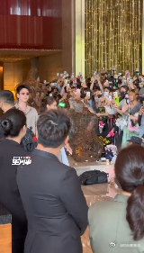 王子奇袁咏仪挽手上班线下路透直击桃花坞收官现场，袁咏仪和王子奇挽手同行，没有刻意