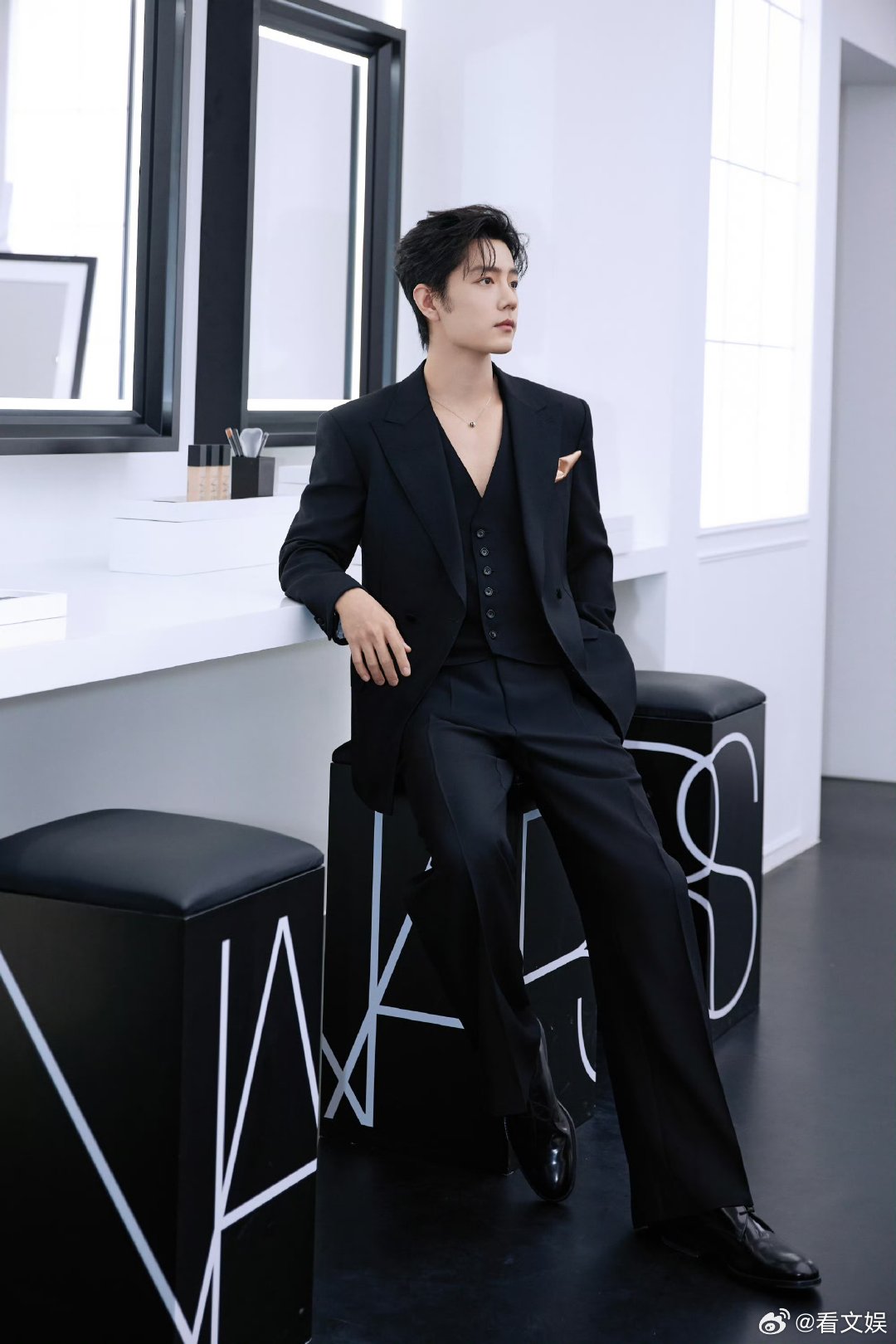 肖战接受采访前一分钟肖战接受采访前一分钟内心的os哇啊啊啊肖战真的太帅了吧 