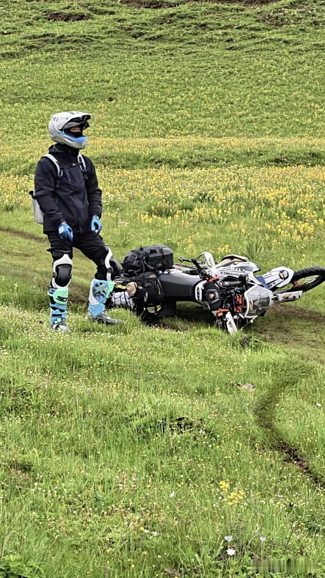 一机车博主跟朋友组队到西藏旅游骑行，前面有个长陡坡，由于刚下过雨他们几次尝试都以