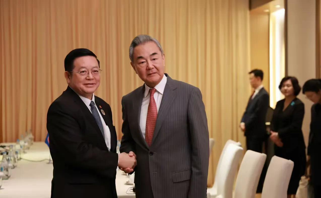 高规格安排中国。当地时间7月21日，中国外交部长王毅抵达菲律宾马尼拉，在现场受到