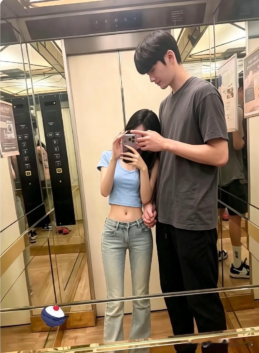 一米五多配一米八，这身高差也太甜了！女生站旁边像个小朋友，男生一伸手就能摸头。据