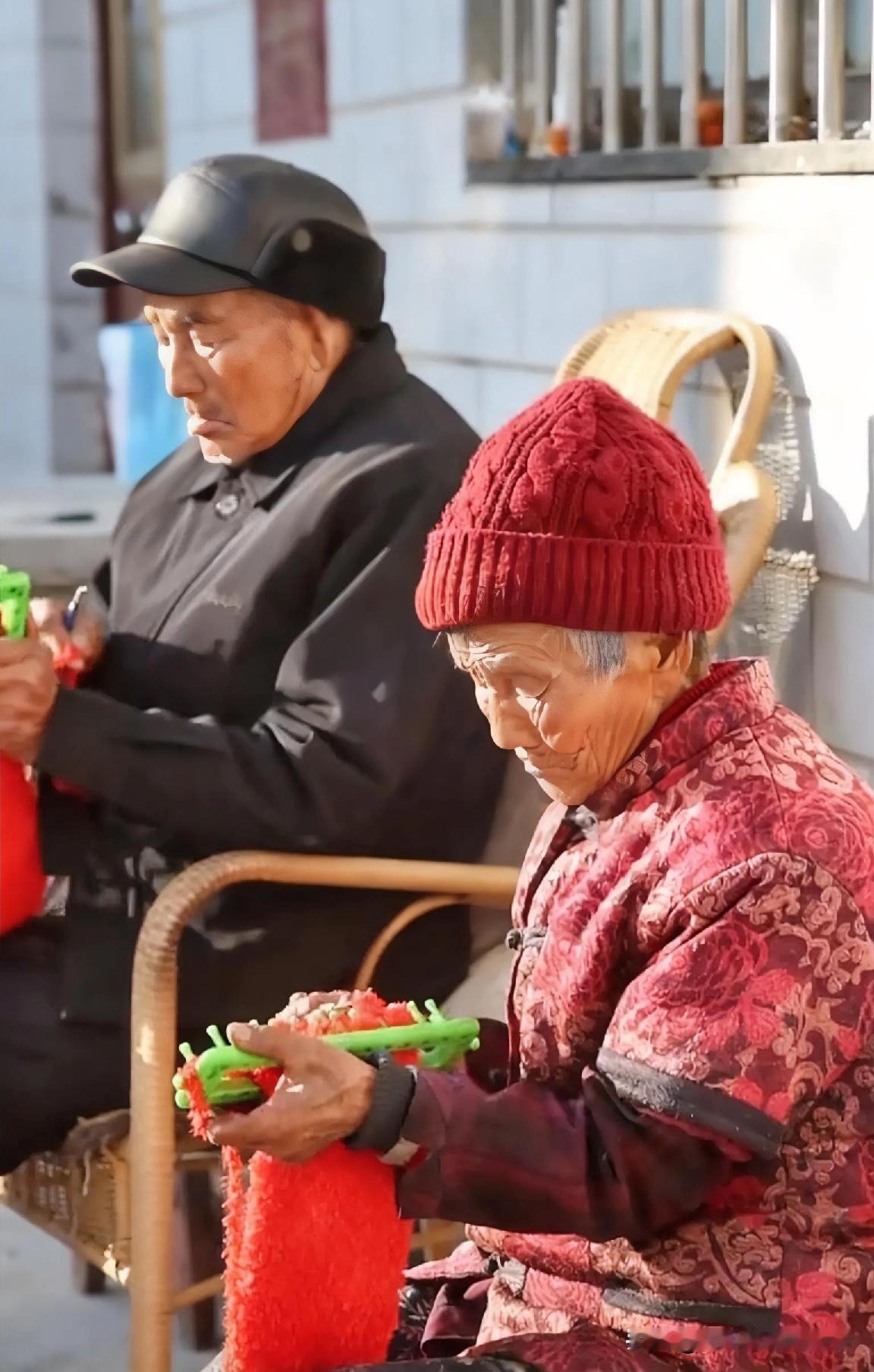 暖暖阳光下，一对年迈老夫妻正在小院内，专心致志地织围脖。妻子自豪地说，她一天能织